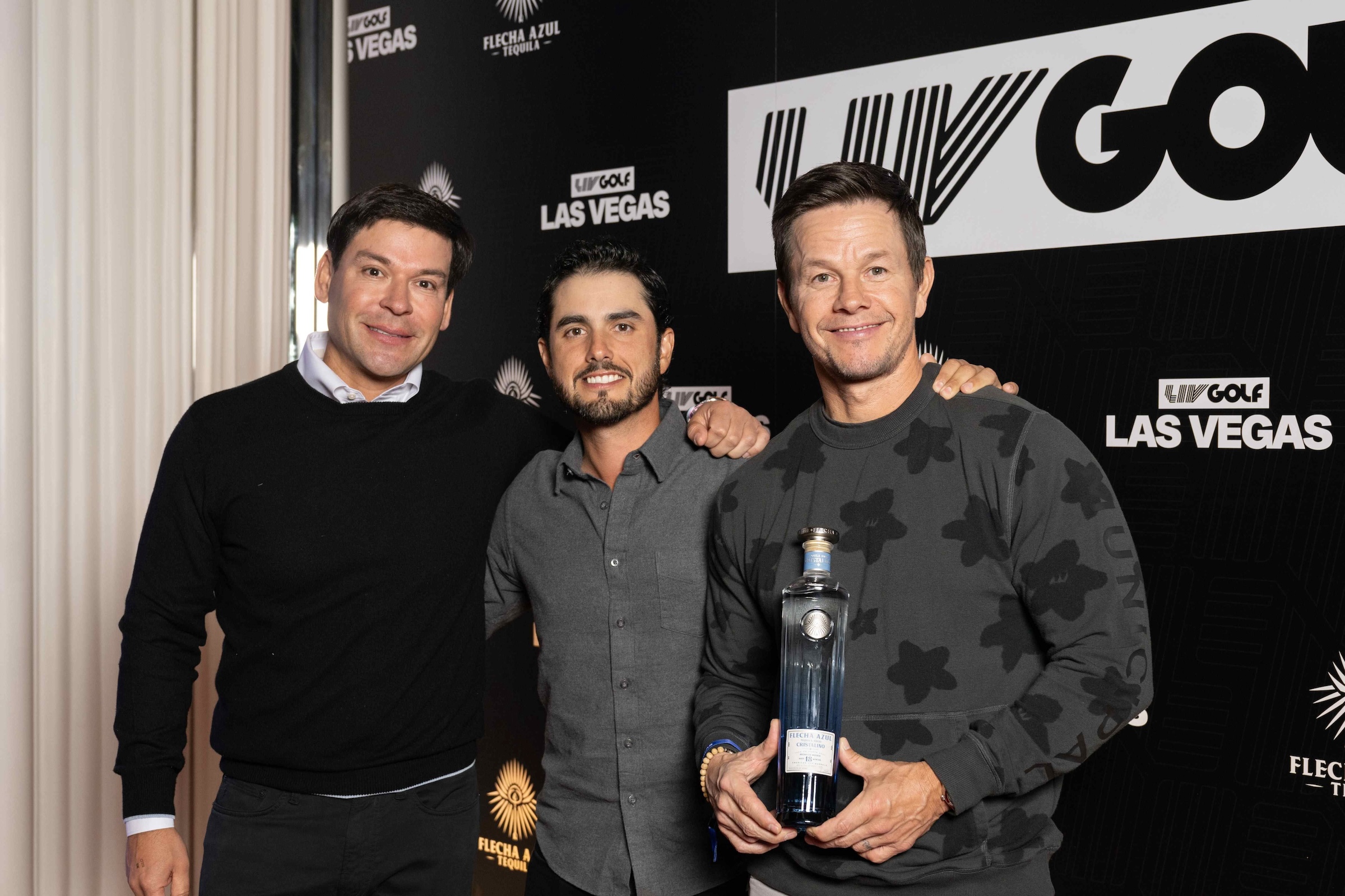 This extravagant soirée, presented by the prestigious Flecha Azul, unfolded in grandeur and was masterfully hosted by the one and only Mark Wahlberg.