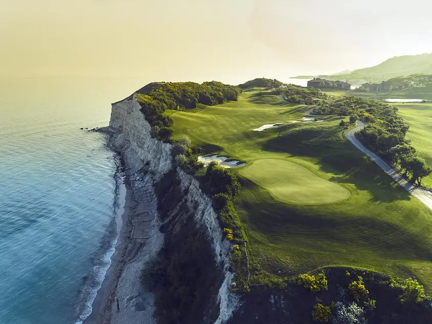 golf-course-overlooking-the-sea