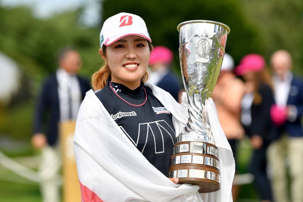 Ayaka-Furue-with-Amundi-Winners-Trophy