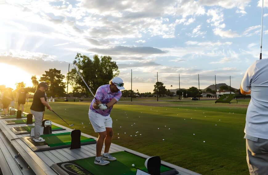 Golfers_on_Driving_Range