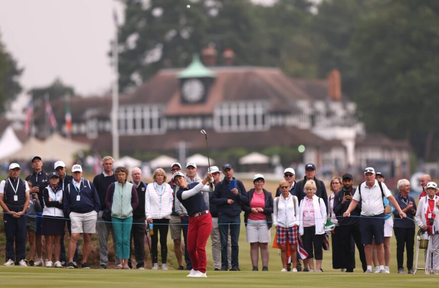 Melanie Green of the USA in action at the 43rd Curtis Cup with the iconic Clubhouse at Sunningdale