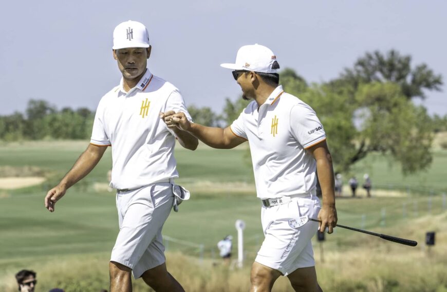 Captain Kevin Na of Iron Heads GC and Jinichiro Kozuma of Iron Heads GC fist pump on the 18th green