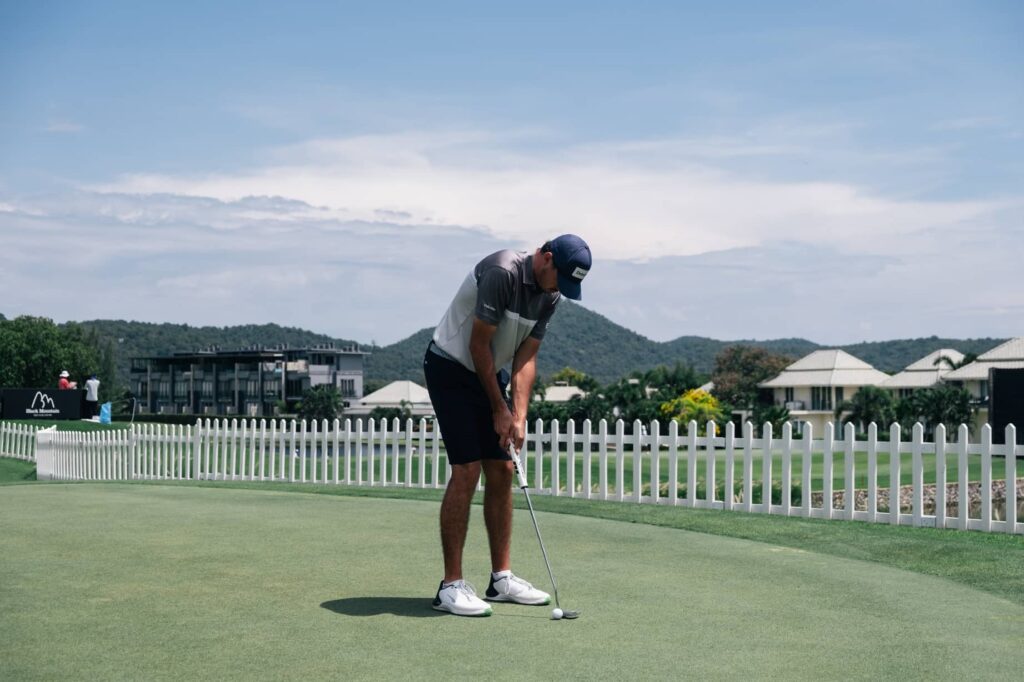 Jakob Skov Olesen practicing putting