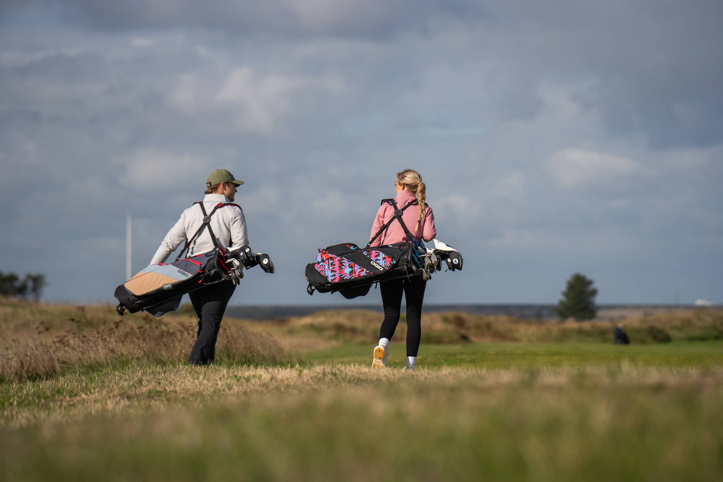 Golfer carries the ogio fuse stand bag